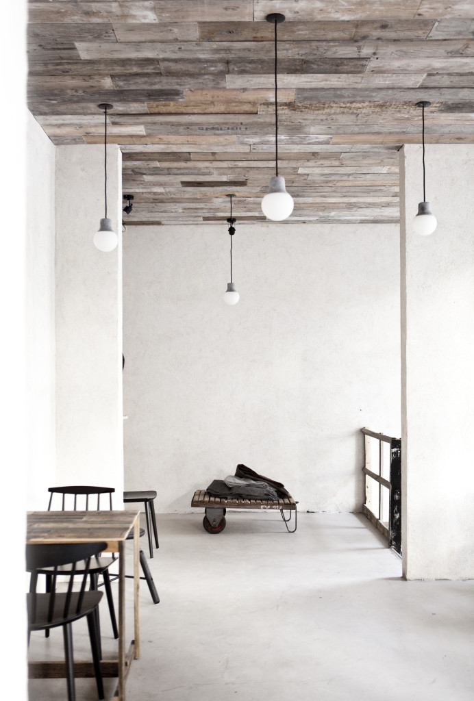Både loft og vægge er beklædt med pallesider. Det giver rummet varme samtidig med, at det skaber et råt udtryk.
