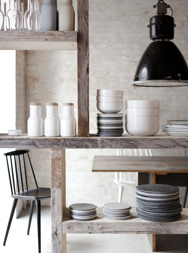 Midt i restauranten opdeler et specialdesignet hyldeparti rummet. Hylderne lavet ud af opskåret brugt tømmer, købt hos Genbyg.