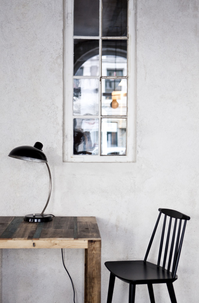 På nogle af bordene i restauranten står Christian Dells lamper, der kendetegnes ved det asymmetriske lampehoved, hvor det cylinderformede fatningshus sidder bagerst på skærmen. Lamperne er fundet hos Genbyg.