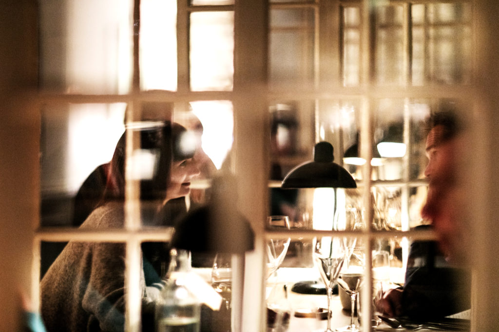 Med en beliggenhed midt i den mest centrale og rå del af København, er den lette og lyse restaurant med sine to selskabslokaler et trygt og rart sted i den buldrende storby.