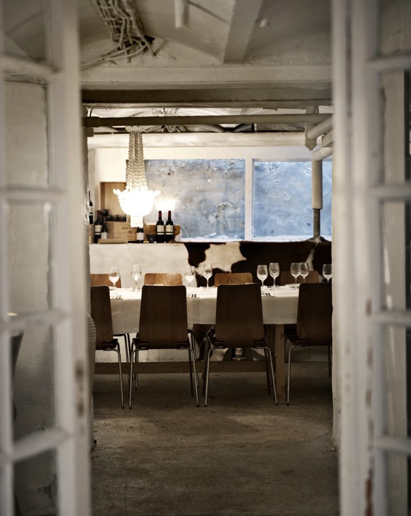 I kælderen har man også brugt de sprossede vinduer. Vinduerne bløder det rå kælder-look med rør i loftet og betonvægge op.